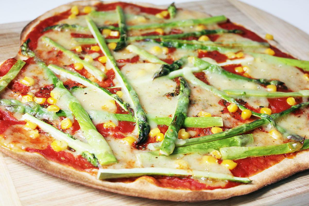 Grüner-Spargel-Pizza mit veganer Sauce Hollandaise | Cheap And Cheerful ...