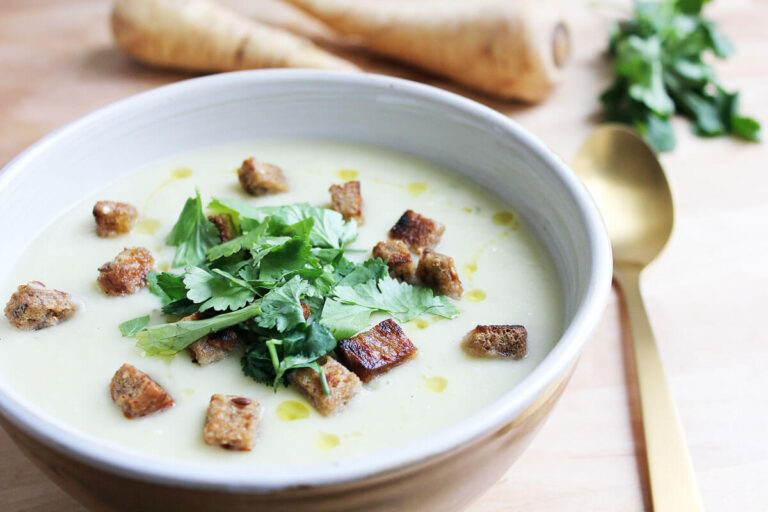 Pastinakensuppe mit Ingwer & Kokosmilch