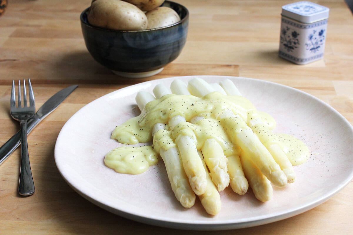 Asparagus with Vegan Hollandaise Sauce