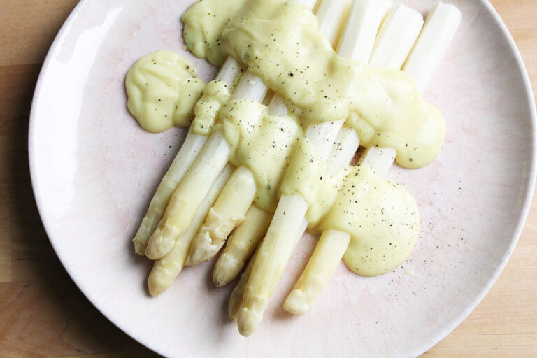 Spargel mit veganer Sauce Hollandaise