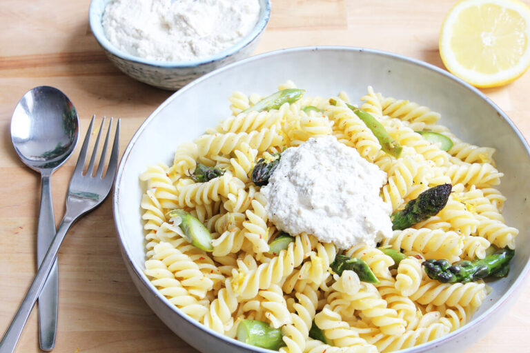 Vegane Spargel-Zitronen-Pasta mit Ricotta