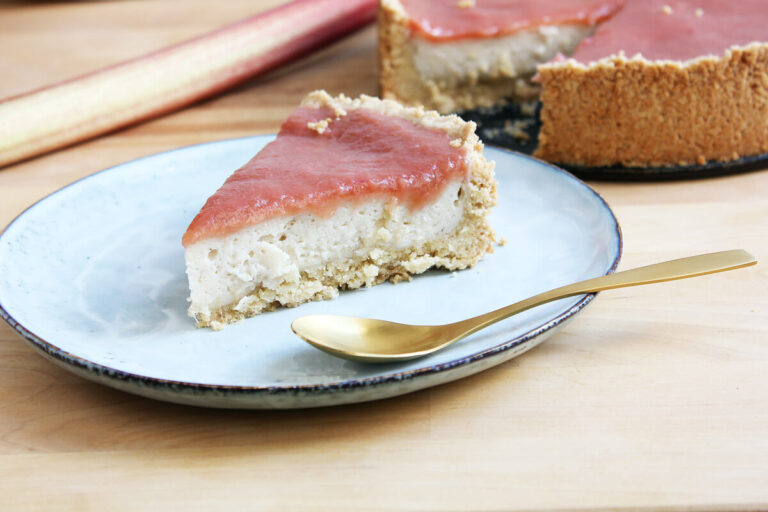 Veganer Käsekuchen mit Rhabarber-Topping