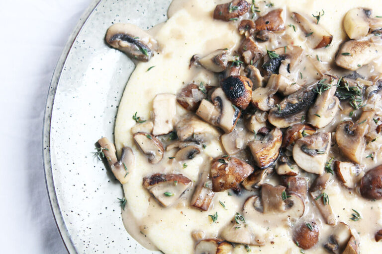 Cremige vegane Polenta mit Pilz-Ragout