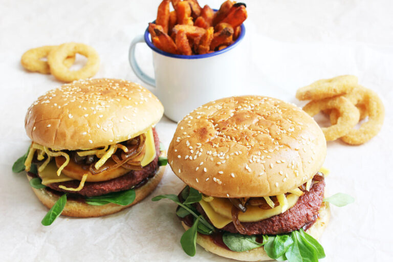 Veganer Herbst-Burger mit karamellisiertem Apfel