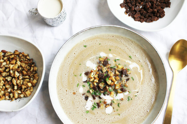 Vegane Maronensuppe mit Pilzen und Croutons