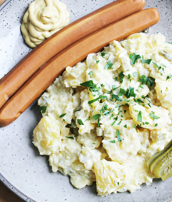 Veganer Kartoffelsalat mit Würstchen
