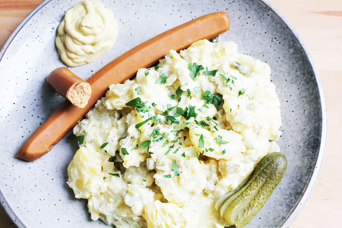 Veganer Kartoffelsalat mit Würstchen