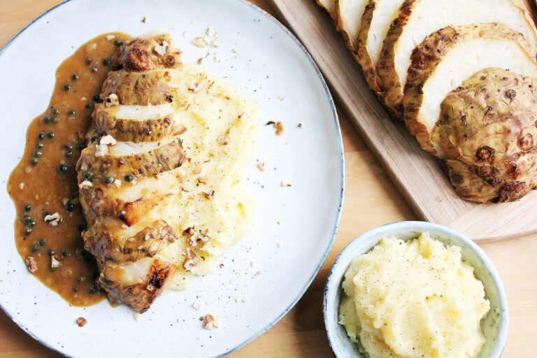 Gebackener Sellerie mit Kartoffelpüree und Cognac-Pfeffer-Rahm-Sauce