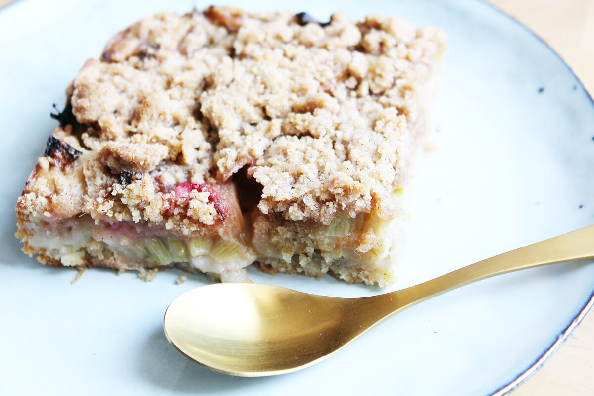 Vegan Rhubarb Crumble Cake