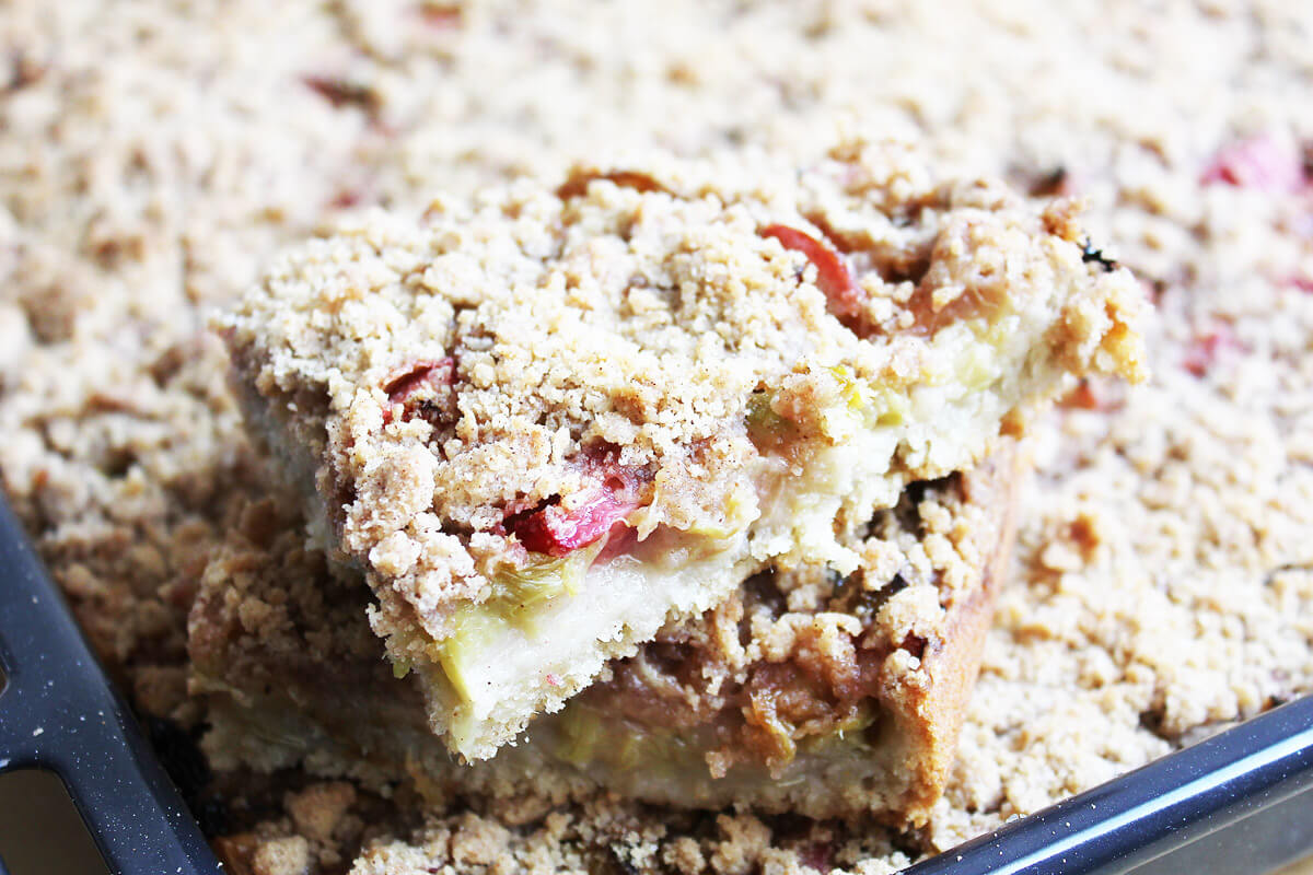 Vegan Rhubarb Crumble Cake