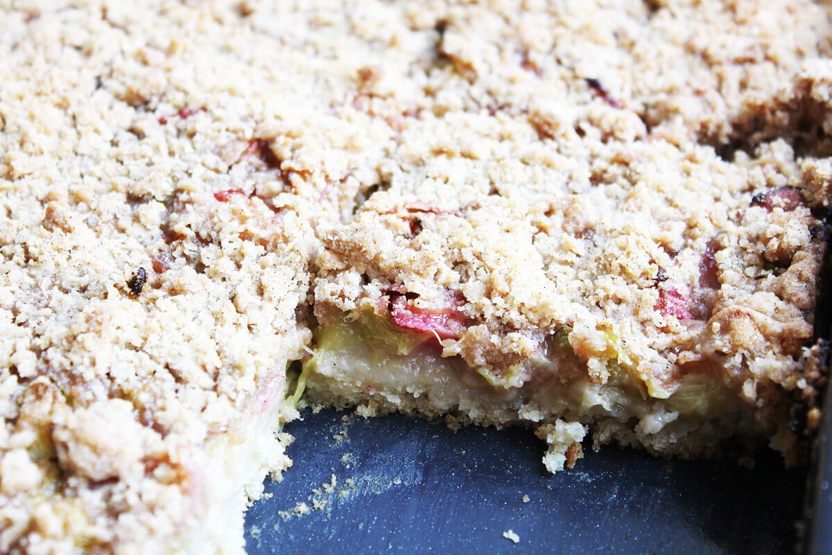 Vegan Rhubarb Crumble Cake