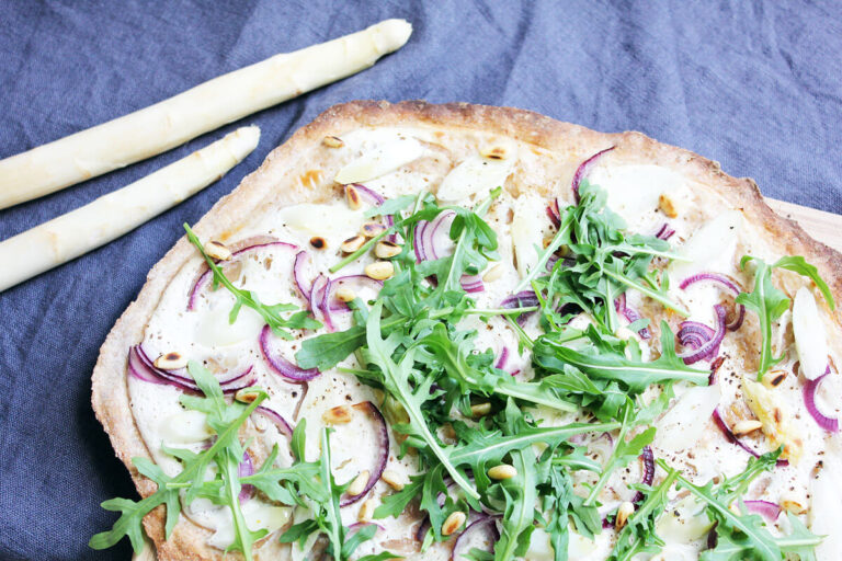 Veganer Spargel-Flammkuchen mit Rucola