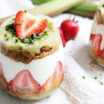 Veganes Erdbeer-Rhabarber-Trifle