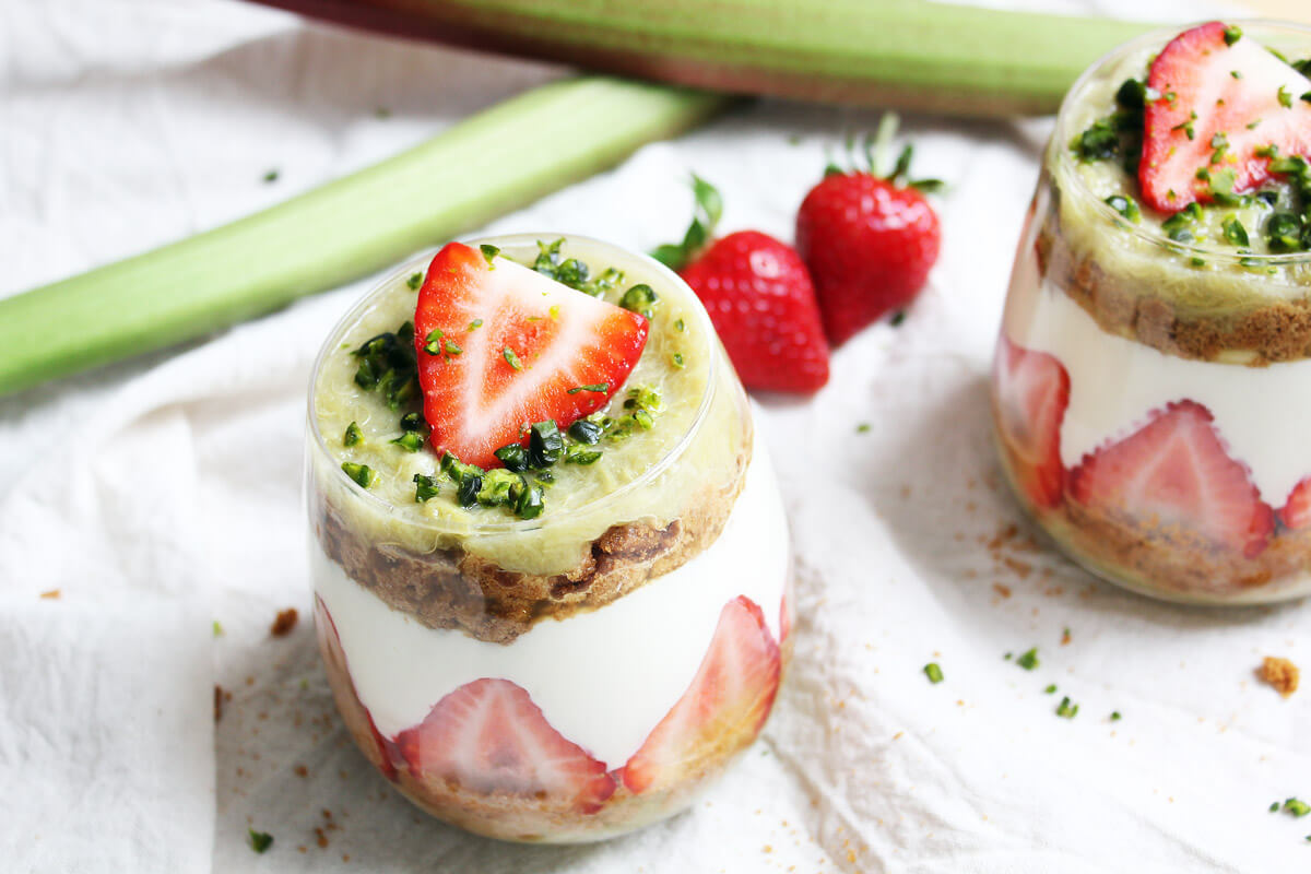 Veganes Erdbeer-Rhabarber-Trifle