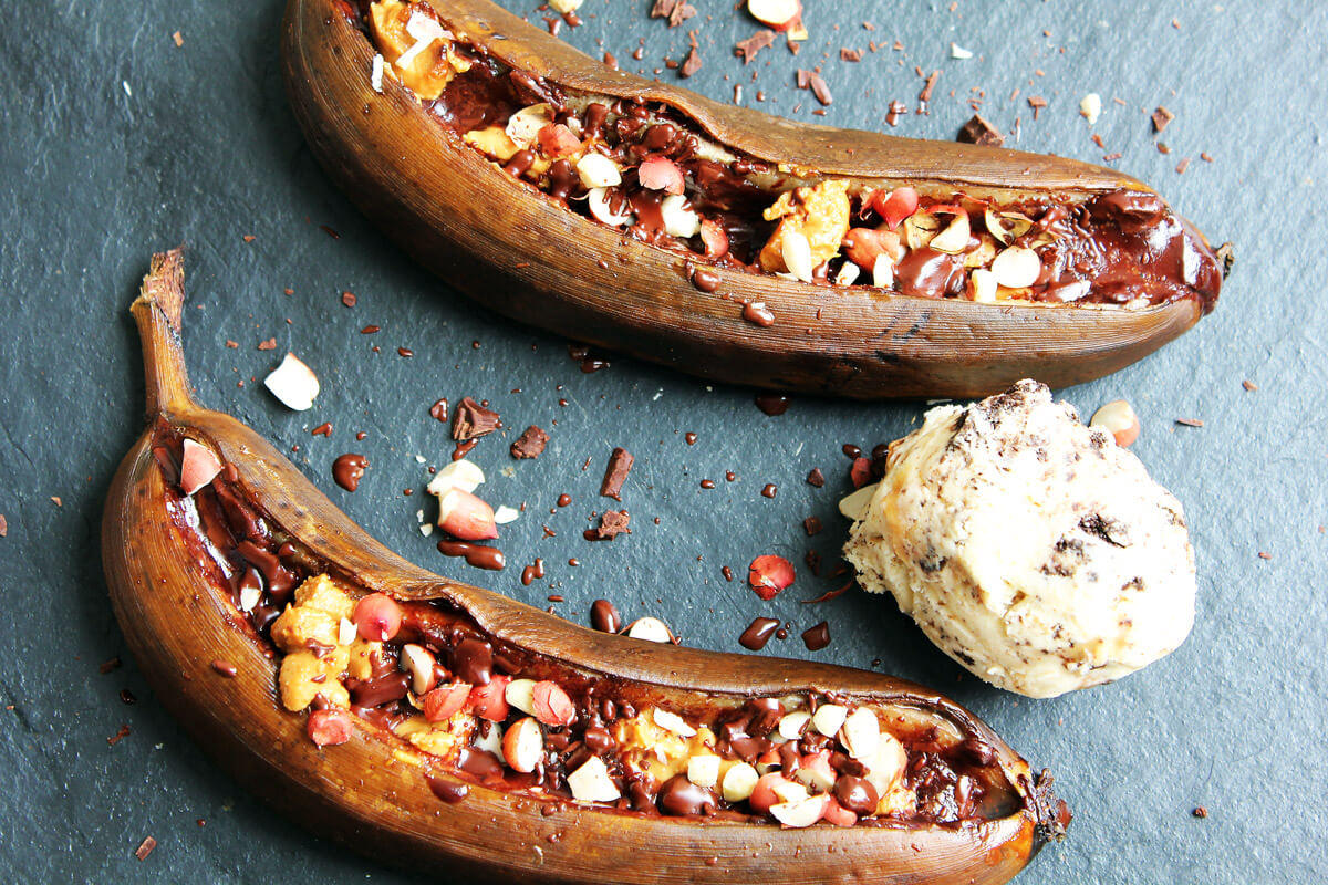 Grilled Banana with Peanut & Chocolate