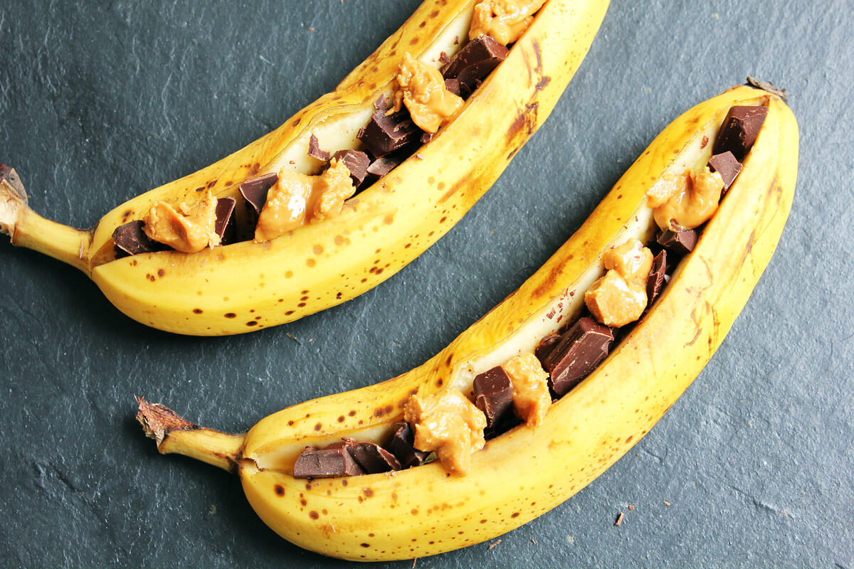 Grilled Banana with Peanut & Chocolate