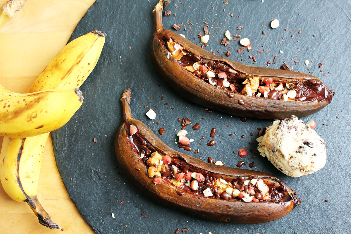 Grilled Banana with Peanut & Chocolate