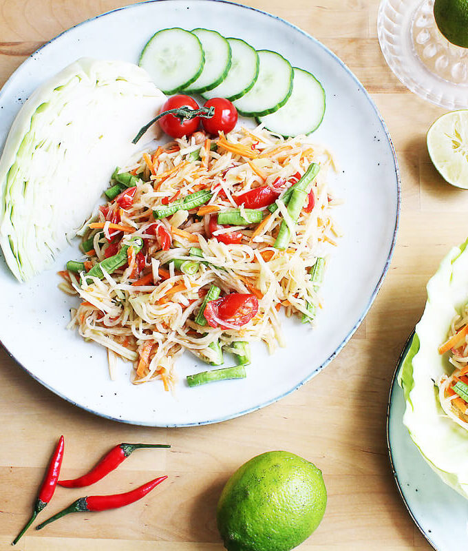 Kohlrabi-Salat nach thailändischer Art (Som Tam)