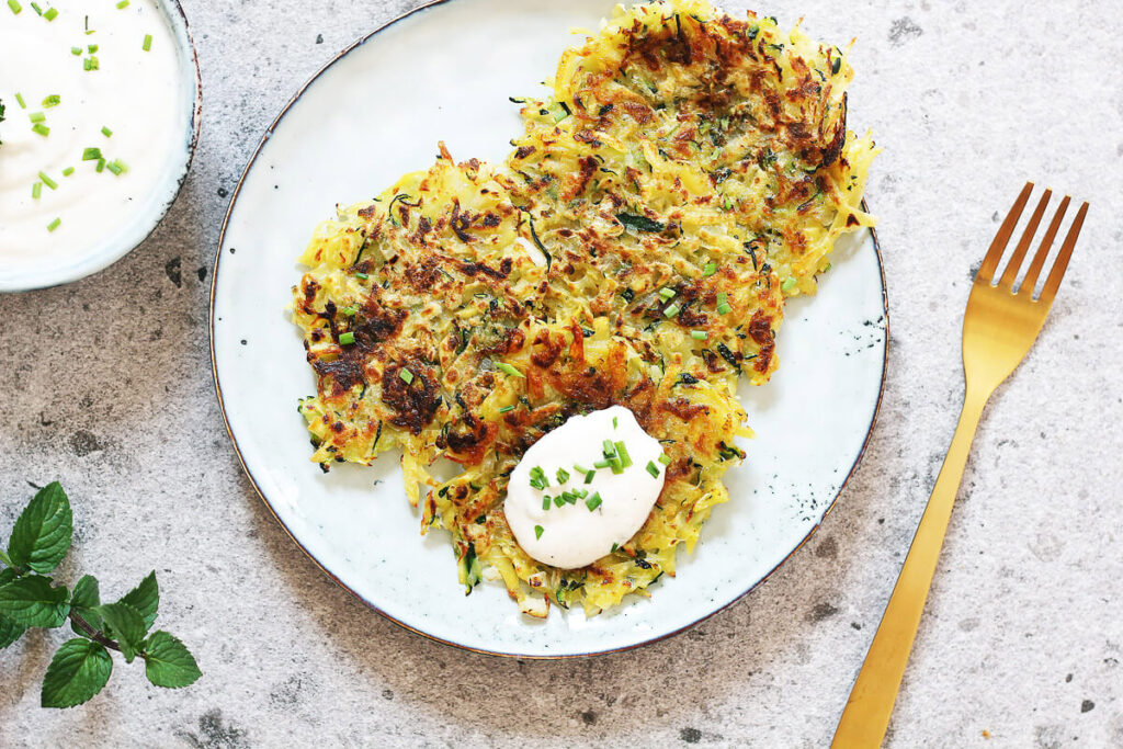 Vegane Zucchini-Kartoffel-Puffer mit Joghurt-Dip - Cheap And Cheerful ...