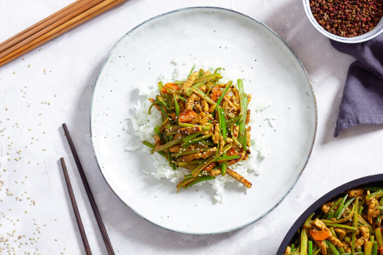 Gebratener Staudensellerie mit Tempeh nach Szechuan Art