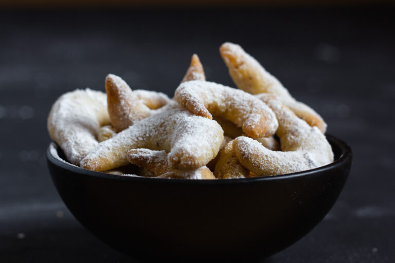 Vegan Vanilla Crescent Cookies