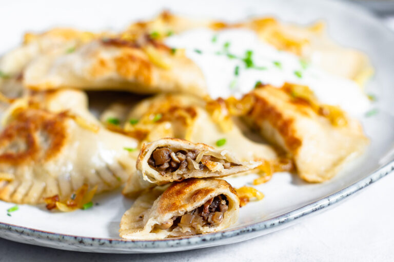 Vegane Piroggen mit Pilz-Sauerkraut-Füllung - Cheap And Cheerful Cooking