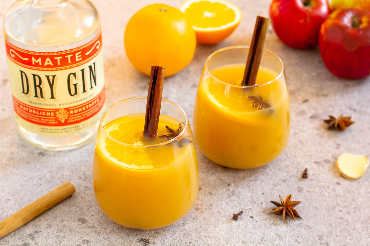 Glüh-Gin mit Orange und Apfel