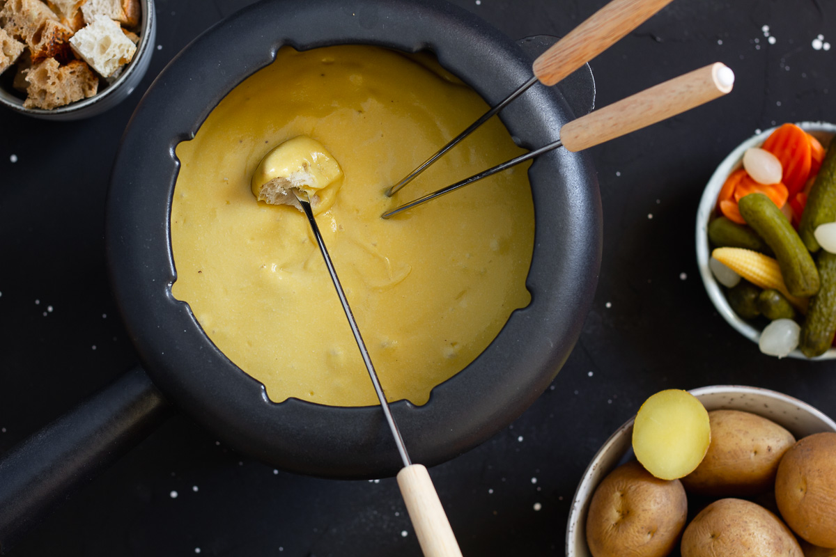 why rub garlic on fondue pot