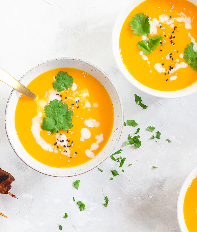 Vegane Thai-Kürbissuppe mit Tofu-Spießen