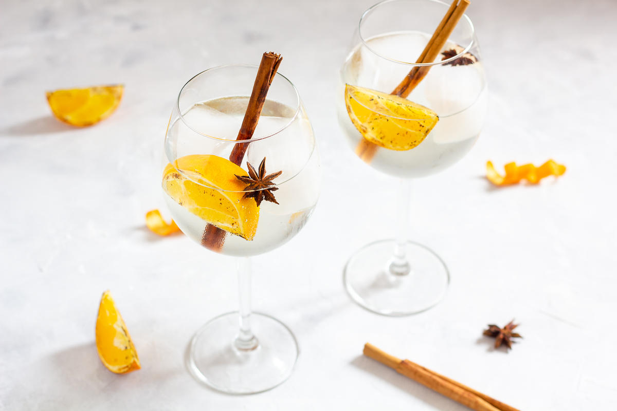 Winterlicher Gin Tonic mit Orange, Zimt und Sternanis