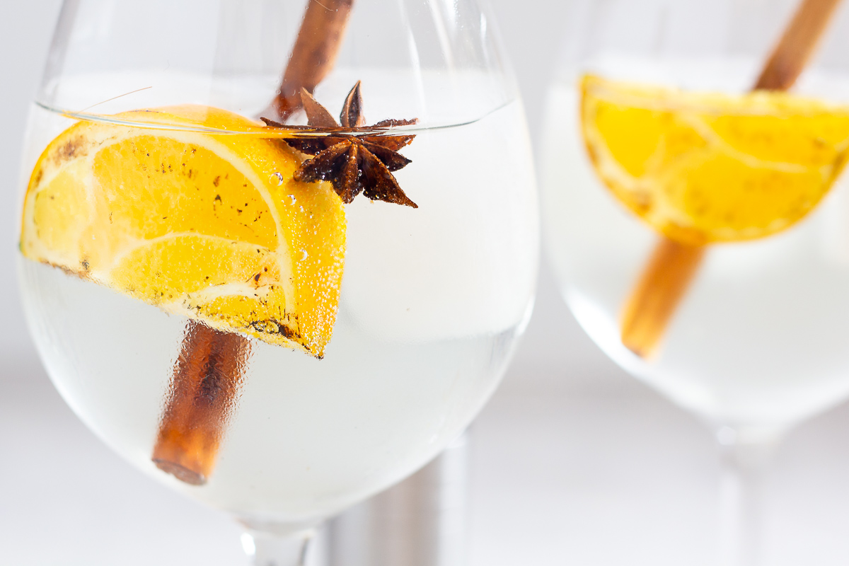 Winterlicher Gin Tonic mit Orange, Zimt und Sternanis