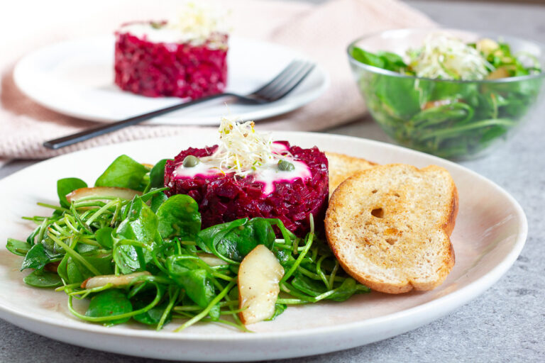 Rote-Bete-Tatar mit Postelein Salat