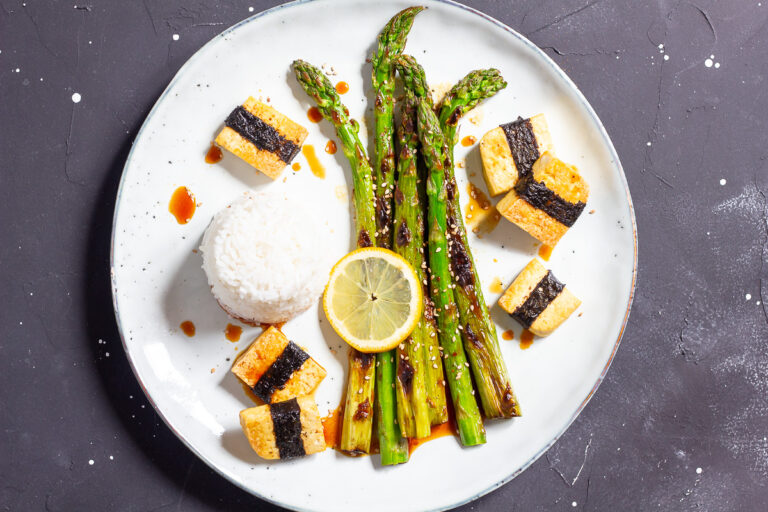 Grüner Spargel mit Soja-Dressing und Tofu