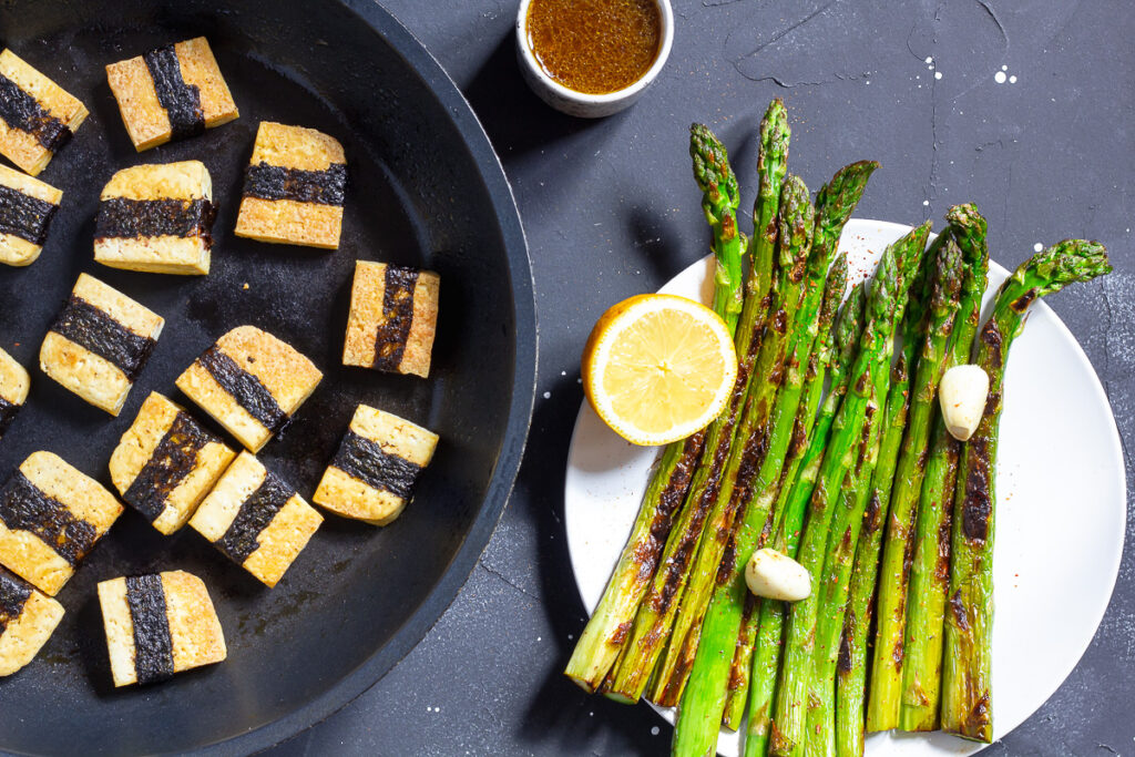 Grüner Spargel mit Soja-Dressing und Tofu - Cheap And Cheerful Cooking