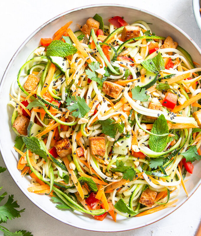 Zucchini Salat vietnamesischer Art mit Erdnusssauce