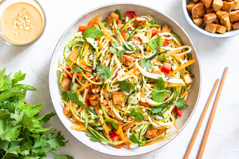 Zucchini Salat vietnamesischer Art mit Erdnusssauce