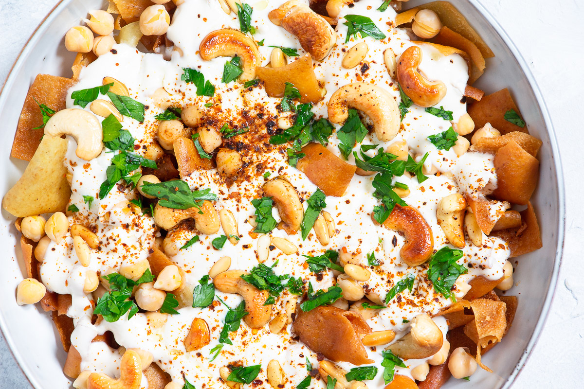 Vegan Fatteh (Chickpeas with Yogurt Sauce)