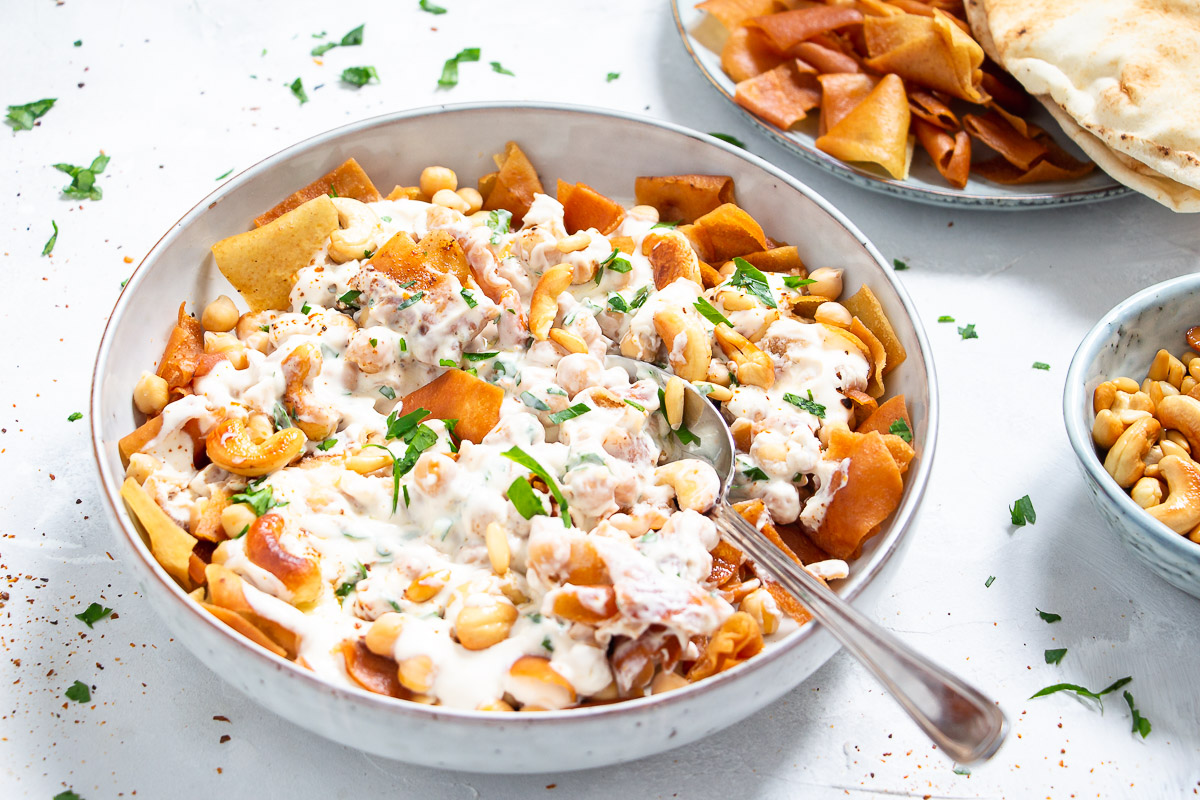 Vegan Fatteh (Chickpeas with Yogurt Sauce)