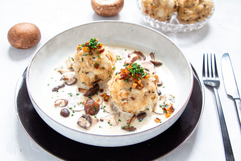 Vegane Tiroler Speckknödel mit Pilz-Rahm-Sauce