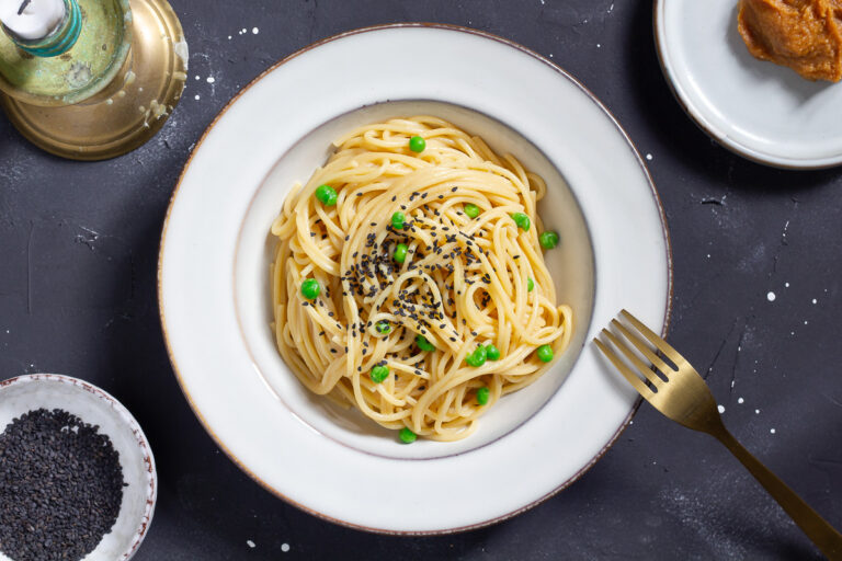 Vegane Miso Pasta mit Erbsen