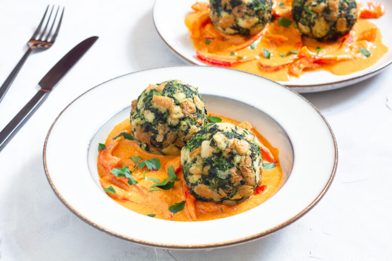 Vegane Spinatknödel mit Paprika-Rahm-Sauce