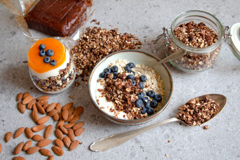 Veganes Dattel-Granola mit Nüssen