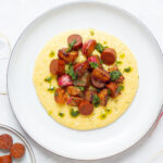 Polenta mit gerösteten Miso-Radieschen & veganer Salsiccia