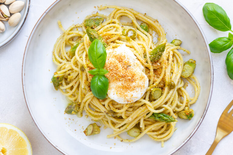 Vegane Spargel-Pasta mit Pistazienpesto