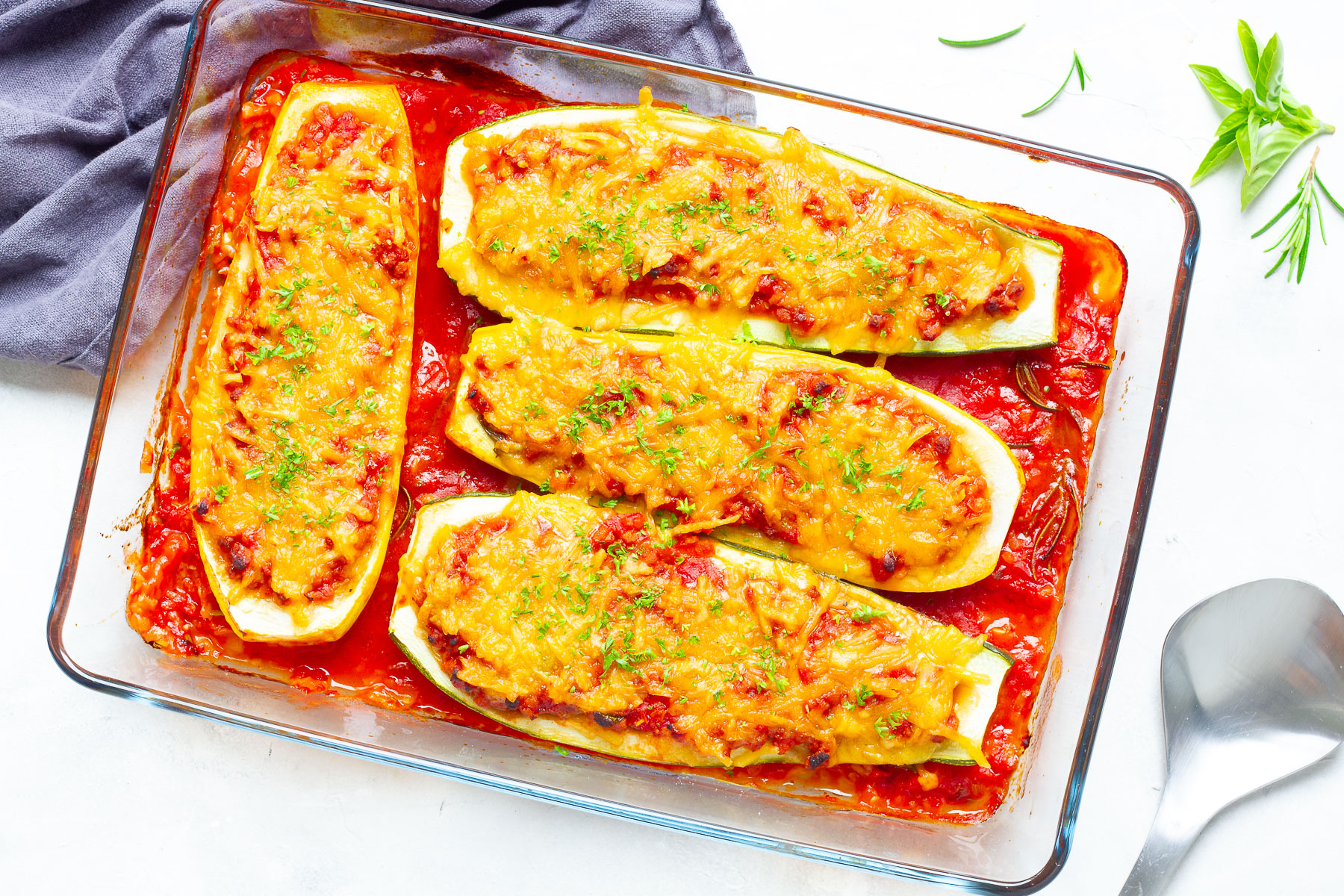 Vegane gefüllte Zucchini mit Hackfleisch