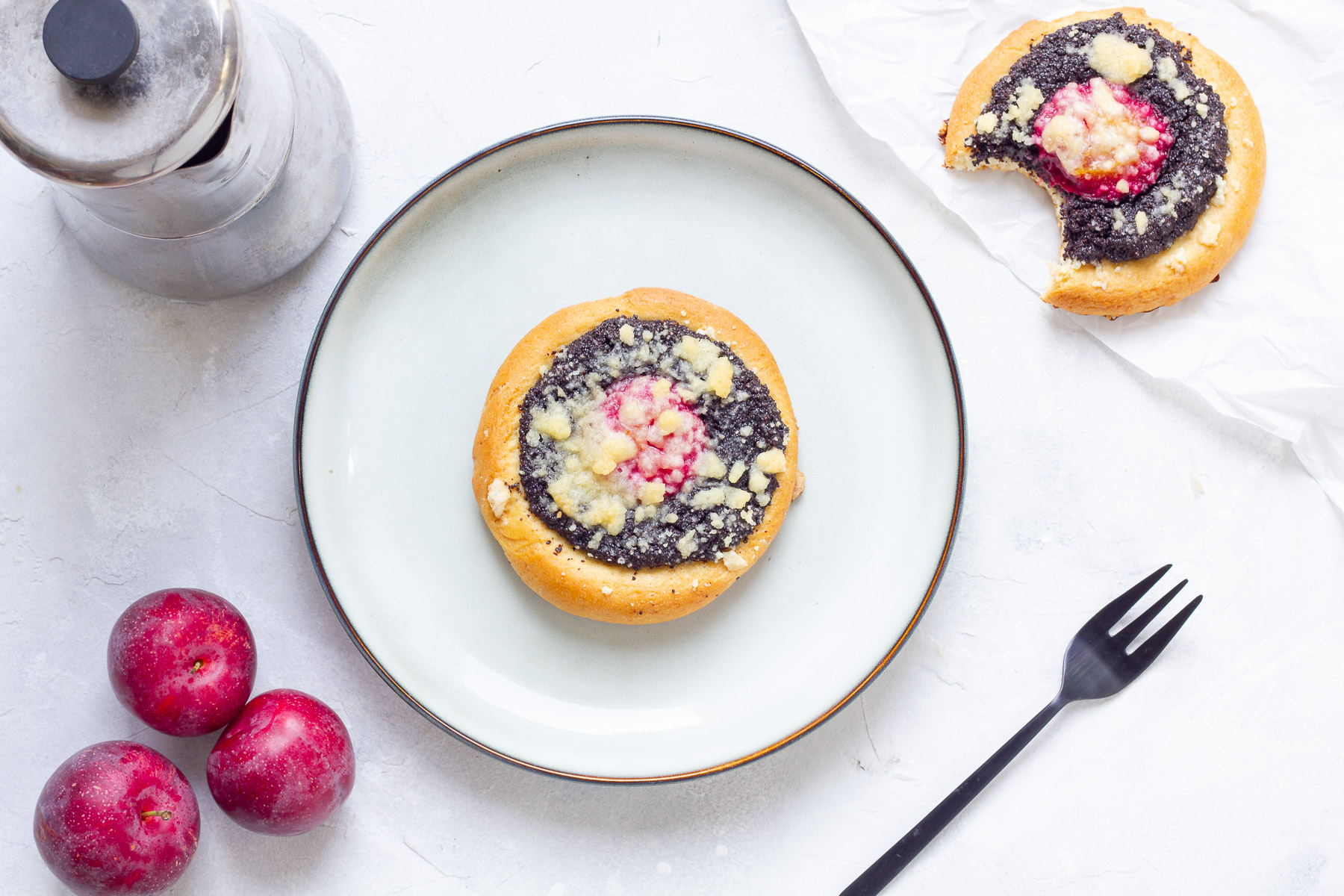 Vegane Kolatschen mit Mohn & Pflaume