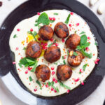 Vegane orientalische Hackbällchen auf Weiße-Bohnen-Hummus