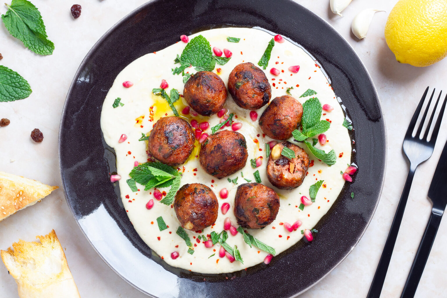 Vegane orientalische Hackbällchen auf Weiße-Bohnen-Hummus