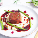 Veganes Steak auf Miso-Sellerie-Püree mit Rotweinsauce
