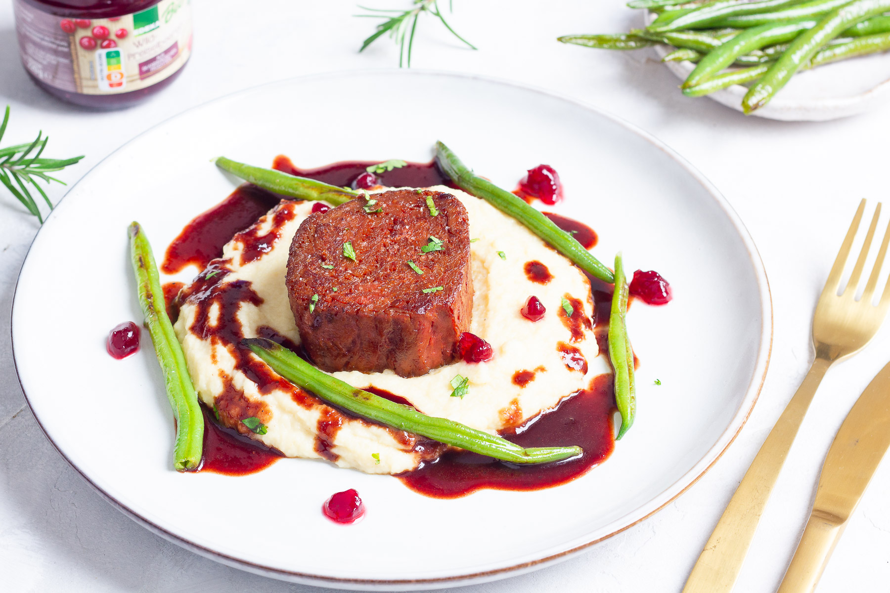 Veganes Steak auf Miso-Sellerie-Püree mit Rotweinsauce